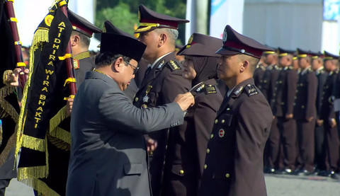 Penganugerahan Bintang Kehormatan dan Bhayangkara Nararya kepada pejabat Polri saat upacara HUT Bhayangkara ke-79 di Monumen Nasional (Monas), Jakarta, Selasa (1/7/2025). Foto: Youtube/Sekretariat Presiden