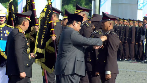 Penganugerahan Bintang Kehormatan dan Bhayangkara Nararya kepada pejabat Polri saat upacara HUT Bhayangkara ke-79 di Monumen Nasional (Monas), Jakarta, Selasa (1/7/2025). Foto: Youtube/Sekretariat Presiden
