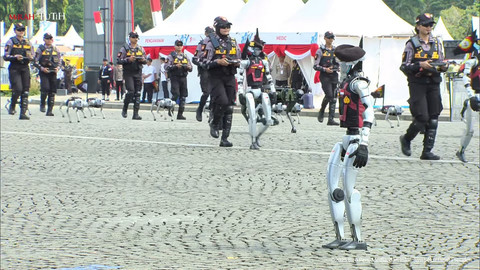 Robot humanoid yang ditampilkan selama defile upacara HUT Bhayangkara ke-79 di Monas, Jakarta, Selasa (1/7/2025).
Foto: Youtube/Sekretariat Presiden