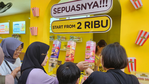 Suasana booth camilan dan jajanan di Jakarta Fair 2025. Foto: Azalia Amadea/Kumparan