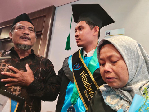 Kaman (kiri) dan anaknya yang lulus cum laude, Karna Januar, Selasa (1/7/2025). Dok: kumparan