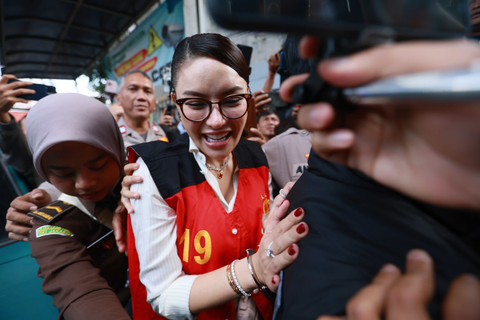 Nikita Mirzani saat tiba unjuk menjalani persidangan di Pengadilan Negeri Jakarta Selatan, Jakarta, Selasa, (1/07/2025). Foto: Agus Apriyanto