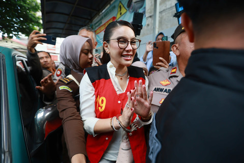 Nikita Mirzani saat tiba unjuk menjalani persidangan di Pengadilan Negeri Jakarta Selatan, Jakarta, Selasa, (1/07/2025). Foto: Agus Apriyanto