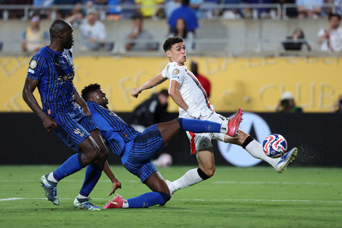 Pemain Manchester City Phil Foden menendang bola ke arah gawang Al Hilal pada pertandingan babak 16 besar Piala Dunia Antarklub 2025 di Stadion Camping World, Orlando, Florida, Amerika Serikat, Senin (30/6/2025). Foto: Nathan Ray Seebeck/REUTERS