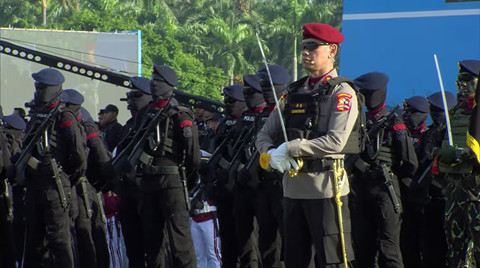 Ketua STIK Lemdiklat Polri, Irjen Pol Dadang Hartanto menjadi komandan Upacara HUT Bhayangkara ke-79 di Monas, Jakarta, Selasa (1/7/2025). Foto: Youtube/Sekretariat Presiden