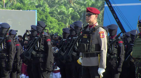 Ketua STIK Lemdiklat Polri, Irjen Pol Dadang Hartanto menjadi komandan Upacara HUT Bhayangkaran ke-79 di Monas, Jakarta, Selasa (1/7/2025). Foto: Youtube/Sekretariat Presiden
