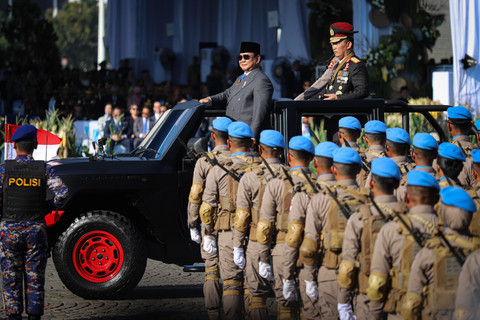 Presiden Prabowo Subianto didampingi Kapolri Jenderal Pol Listyo Sigit Prabowo menginspeksi pasukan dalam upacara HUT Bhayangkara ke-79 di Monumen Nasional (Monas), Jakarta, Selasa (1/7/2025).
 Foto: Iqbal Firdaus/kumparan