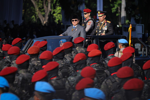 Presiden Prabowo Subianto didampingi Kapolri Jenderal Pol Listyo Sigit Prabowo menginspeksi pasukan dalam upacara HUT Bhayangkara ke-79 di Monumen Nasional (Monas), Jakarta, Selasa (1/7/2025).
Foto: Iqbal Firdaus/kumparan