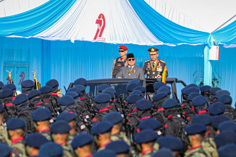 Presiden Prabowo Subianto didampingi Kapolri Jenderal Pol Listyo Sigit Prabowo menginspeksi pasukan dalam upacara HUT Bhayangkara ke-79 di Monumen Nasional (Monas), Jakarta, Selasa (1/7/2025).
 Foto: Iqbal Firdaus/kumparan