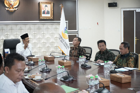 Mensos Saifullah Yusuf (Gus Ipul) menerima audiensi empat kepala daerah di Kantor Kemensos, Jakarta, Senin (30/6/2025). Foto: Kemensos RI