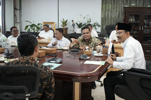 Mensos Saifullah Yusuf (Gus Ipul) menerima audiensi empat kepala daerah di Kantor Kemensos, Jakarta, Senin (30/6/2025). Foto: Kemensos RI