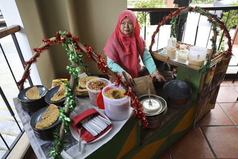 Food stall kuliner khas Jakarta yang disajikan dalam acara "Perayaan HUT Jakarta ke-498 & Peluncuran Wisata Gastronomi 2025" di 1o1 Dharmawangsa pada Kamis (26/6/2025). Foto: Dok. The 1O1 Dharmawangsa