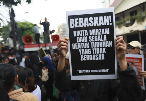 Sejumlah masa aksi menyuarakan aksinya mendukung Nikita Mirzani untuk di bebas kan di Pengadilan Negeri Jakarta Selatan, Jakarta, Selasa, (1/7/2025). Foto: Agus Apriyanto