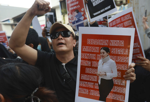 Sejumlah masa aksi menyuarakan aksinya mendukung Nikita Mirzani untuk di bebas kan di Pengadilan Negeri Jakarta Selatan, Jakarta, Selasa, (1/7/2025). Foto: Agus Apriyanto