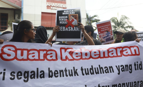 Sejumlah masa aksi menyuarakan aksinya mendukung Nikita Mirzani untuk di bebas kan di Pengadilan Negeri Jakarta Selatan, Jakarta, Selasa, (1/7/2025). Foto: Agus Apriyanto