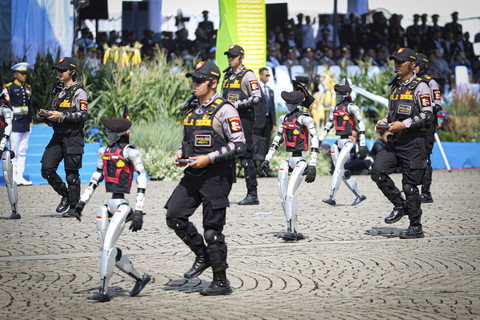 Robot polisi melakukan defile dalam acara HUT Bhayangkara ke-79 di Monumen Nasional, Selasa (1/7/2025). Foto: Iqbal Firdaus/kumparan
