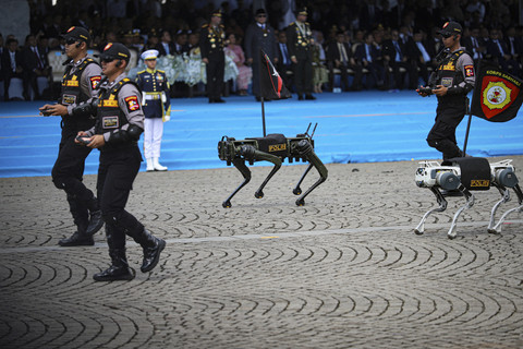 Robot anjing polisi melakukan defile dalam acara HUT Bhayangkara ke-79 di Monumen Nasional, Selasa (1/7/2025). Foto: Iqbal Firdaus/kumparan