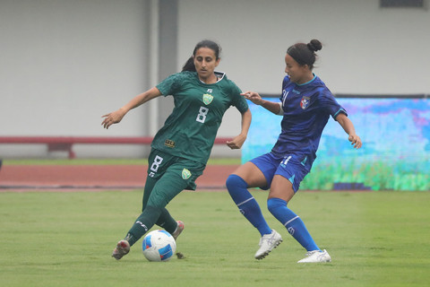 Aqsa Mushtaq, pemain Timnas Wanita Pakistan (kiri), sedang berduel dengan Taiwan di matchday pertama Kualifikasi Piala Asia Wanita 2026 di Indomilk Arena, Tangerang, Minggu (29/6). Foto: Dicky Adam Sidiq/kumparan