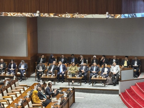 Menteri Keuangan, Sri Mulyani dan Kepala Bappenas Rachmat Pambudy di Rapat Paripurna ke-21 DPR RI, di Kompleks Parlemen Senayan, Jakarta pada Selasa (1/7/2025). Foto: Abid Raihan/kumparan