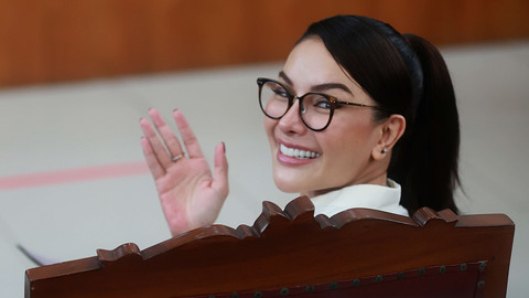 Terdakwa Nikita Mirzani saat menjalani sidang terkait kasus dugaan pemerasan secara elektronik dengan agenda pembacaan eksepsi di Pengadilan Negeri Jakarta Selatan, Jakarta, Selasa, (1/07/2025). Foto: Agus Apriyanto