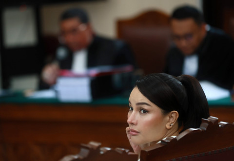 Terdakwa Nikita Mirzani saat menjalani sidang terkait kasus dugaan pemerasan secara elektronik dengan agenda pembacaan eksepsi di Pengadilan Negeri Jakarta Selatan, Jakarta, Selasa, (1/07/2025). Foto: Agus Apriyanto