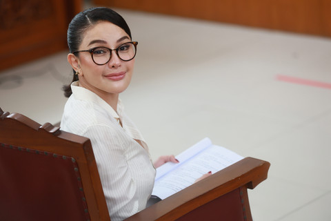 Terdakwa Nikita Mirzani saat menjalani sidang terkait kasus dugaan pemerasan secara elektronik dengan agenda pembacaan eksepsi di Pengadilan Negeri Jakarta Selatan, Jakarta, Selasa, (1/07/2025). Foto: Agus Apriyanto