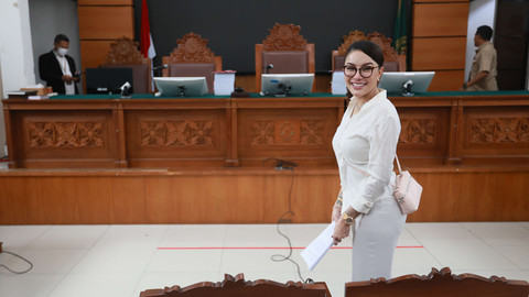 Terdakwa Nikita Mirzani saat menjalani sidang terkait kasus dugaan pemerasan secara elektronik dengan agenda pembacaan eksepsi di Pengadilan Negeri Jakarta Selatan, Jakarta, Selasa, (1/07/2025). Foto: Agus Apriyanto