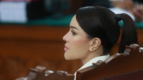 Terdakwa Nikita Mirzani saat menjalani sidang terkait kasus dugaan pemerasan secara elektronik dengan agenda pembacaan eksepsi di Pengadilan Negeri Jakarta Selatan, Jakarta, Selasa, (1/07/2025). Foto: Agus Apriyanto