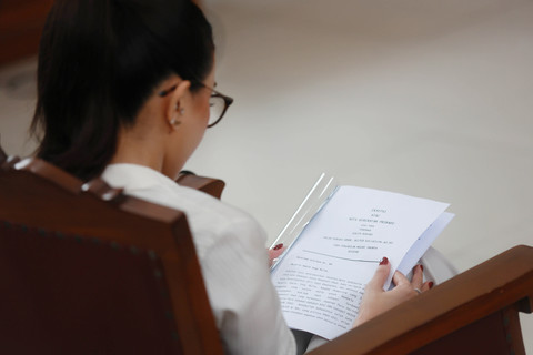 Terdakwa Nikita Mirzani saat menjalani sidang terkait kasus dugaan pemerasan secara elektronik dengan agenda pembacaan eksepsi di Pengadilan Negeri Jakarta Selatan, Jakarta, Selasa, (1/07/2025). Foto: Agus Apriyanto