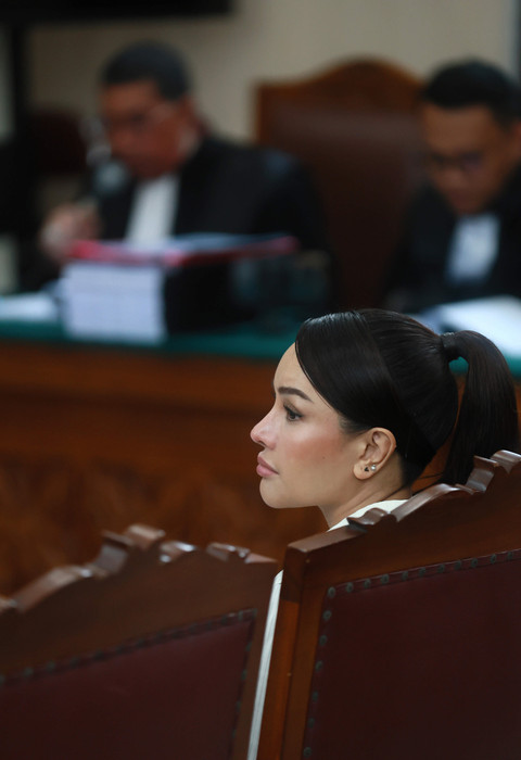 Terdakwa Nikita Mirzani saat menjalani sidang terkait kasus dugaan pemerasan secara elektronik dengan agenda pembacaan eksepsi di Pengadilan Negeri Jakarta Selatan, Jakarta, Selasa, (1/07/2025). Foto: Agus Apriyanto