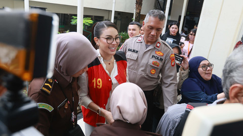 Terdakwa Nikita Mirzani saat menjalani sidang terkait kasus dugaan pemerasan secara elektronik dengan agenda pembacaan eksepsi di Pengadilan Negeri Jakarta Selatan, Jakarta, Selasa, (1/07/2025). Foto: Agus Apriyanto