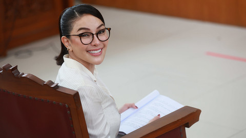 Terdakwa Nikita Mirzani saat menjalani sidang terkait kasus dugaan pemerasan secara elektronik dengan agenda pembacaan eksepsi di Pengadilan Negeri Jakarta Selatan, Jakarta, Selasa, (1/07/2025). Foto: Agus Apriyanto