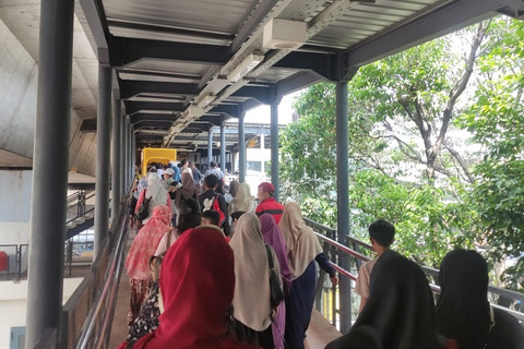 Suasana Stasiun Juanda penuh sesak oleh warga yang menuju acara HUT Bhayangkara ke-79 di Monas, Jakarta, Selasa (1/7/2025). Foto: Ahmad Romadoni/kumparan
