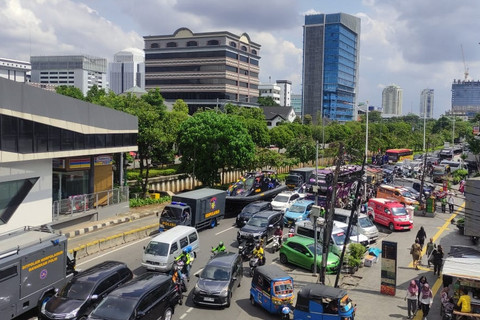 Kemacetan di sekitar Stasiun Juanda, Jakarta, Selasa (1/7/2025). Foto: Ahmad Romadoni/kumparan