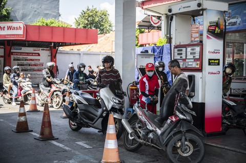 Petugas melayani pengisian bahan bakar minyak (BBM) jenis Pertamax di SPBU COCO Jalan Ahmad Yani, Semarang, Jawa Tengah, Selasa (1/7/2025). Foto: Aprillio Akbar/ANTARA FOTO