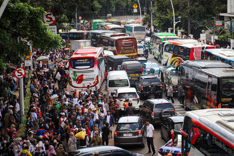 Suasana kepadatan di kawasan Gambir usai perayaan HUT Bhayangkara ke-79 di Monumen Nasional (Monas), Jakarta, Selasa (1/7/2025). Foto: Iqbal Firdaus/kumparan