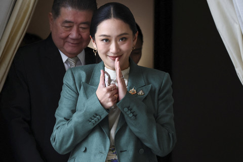 Perdana Menteri Thailand Paetongtarn Shinawatra memberikan salam hormat usai Mahkamah Konstitusi Thailand menangguhkannya dari tugas sambil menunggu kasus yang menuntut pemecatan di Bangkok, Thailand, Selasa (1/7/2025). Foto: Athit Perawongmetha/Reuters