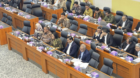 Menteri Keuangan Sri Mulyani dan jajarannya dalam Rapat Banggar DPR RI, Selasa (1/7/2025).  Foto: Ave Airiza Gunanto/kumparan