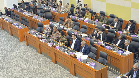 Menteri Keuangan Sri Mulyani dan jajarannya dalam Rapat Banggar DPR RI, Selasa (1/7/2025). Foto: Ave Airiza Gunanto/kumparan