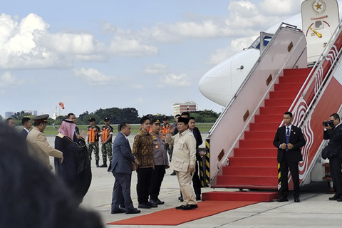 Momen Presiden Prabowo Subianto bertolak untuk kunjungan luar negeri bertolak dari Base Ops TNI AU Halim Perdanakusuma, Jakarta, Selasa (1/7/2025). Foto: Luthfi Humam/kumparan
