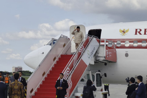 Momen Presiden Prabowo Subianto bertolak untuk kunjungan luar negeri bertolak dari Base Ops TNI AU Halim Perdanakusuma, Jakarta, Selasa (1/7/2025). Foto: Luthfi Humam/kumparan