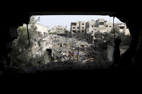 Warga Palestina memeriksa lo...                    </div>

                    <div class=
