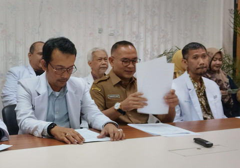 Dirut RSUD dr. Chasbullah Abdulmadjid Bekasi, dr. Kusnanto Saidi, MARS. (tengah) dan Ketua Komite Medis RSUD dr. Chasbullah Abdulmadjid Bekasi (kiri) saat konferensi pers, Selasa (1/7/2025). Foto: Dok. kumparan