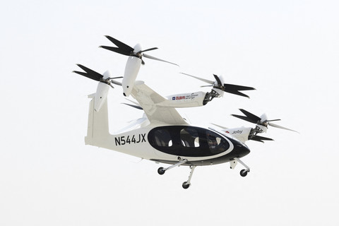 Seorang pilot mengoperasikan pesawat eksperimental Joby Dubai Aerial Taxi di Dubai Uni Emirat Arab, Senin (30/6/2025). Foto: Amr Alfiky/REUTERS