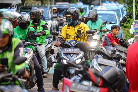 Aktivitas ojek online di kawasan Stasiun Palmerah, Jakarta, Selasa (1/7). Foto: Iqbal Firdaus/kumparan