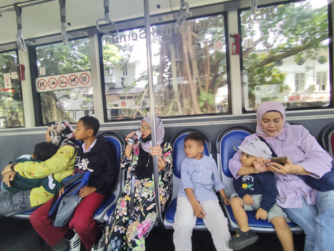 Sejumlah penumpang Metro Jabar Trans, Selasa (1/7/2025). Foto: Alya Zahra/kumparan