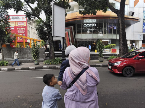 Marian bersama kedua cucunya mencoba transportasi umum di Kota Bandung, Selasa (1/7/2025). Foto: Alya Zahra/kumparan 
