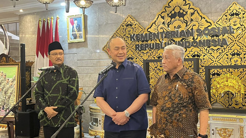 Menteri Sosial Gus Ipul (kiri), pendiri ESQ Leadership Center Ary Ginanjar (tengah), dan Ketua Tim Formatur Sekolah Rakyat Prof M Nuh (kanan) usai rapat progres Sekolah Rakyat di Kantor Kementerian Sosial, Salemba, Jakarta Pusat, Selasa (1/7/2025). Foto: Nasywa Athifah/kumparan