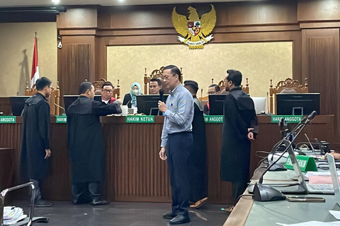 Momen eks Mendag Tom Lembong menjelaskan perbedaan antara Gula Kristal Mentah (GKM), Gula Kristal Putih (GKP), dan Gula Kristal Rafinasi (GKR), sekaligus mencicipi GKR di Pengadilan Tipikor Jakarta, Selasa (1/7/2025). Foto: Fadhil Pramudya/kumparan