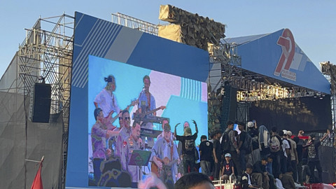 Momen Kapolri Duet dengan Iwan Fals di HUT Polri, Monas, Jakarta Pusat, Selasa (1/7/2025). Foto: Rayyan Farhansyah/kumparan